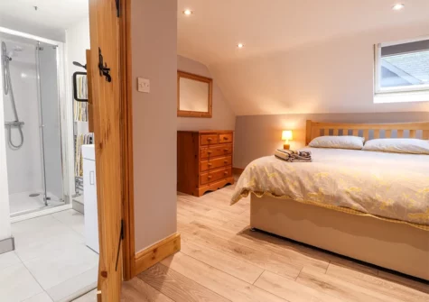 Bedroom #1 en-suite at Stable Cottage, Templeton
