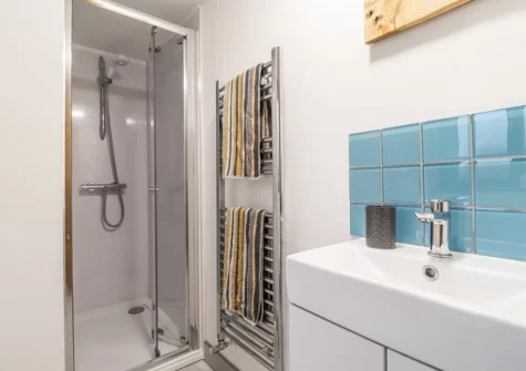 Bedroom #1 en-suite at Stable Cottage, Templeton