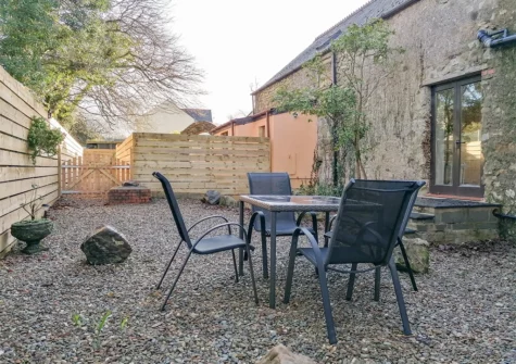 The gravelled courtyard at Stable Cottage, Templeton
