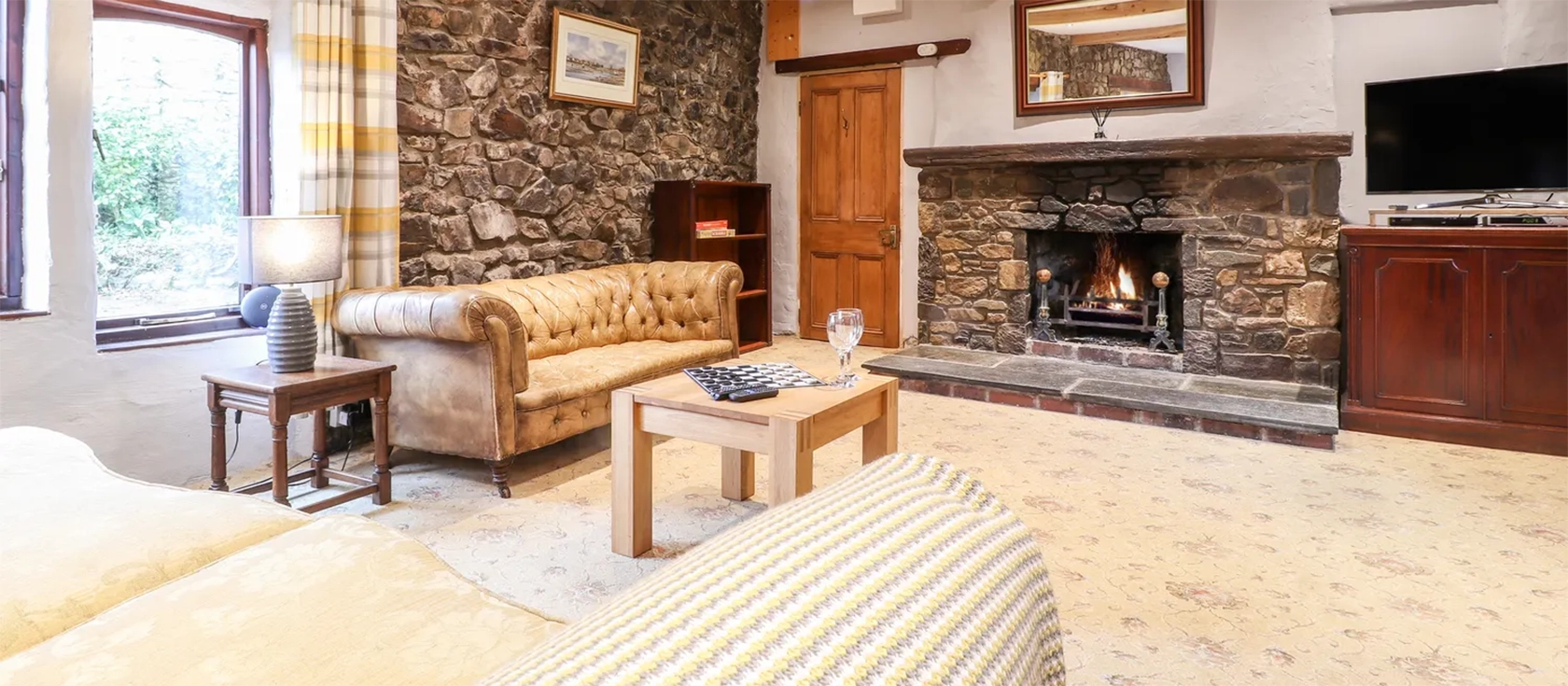 Stable Cottage, Templeton is a 3-bedroom holiday home with a rustic theme, offering an open-plan living space, well-equipped kitchen, and a tranquil courtyard. Ideally located for exploring South Wales, it's close to the bustling town of Narberth.