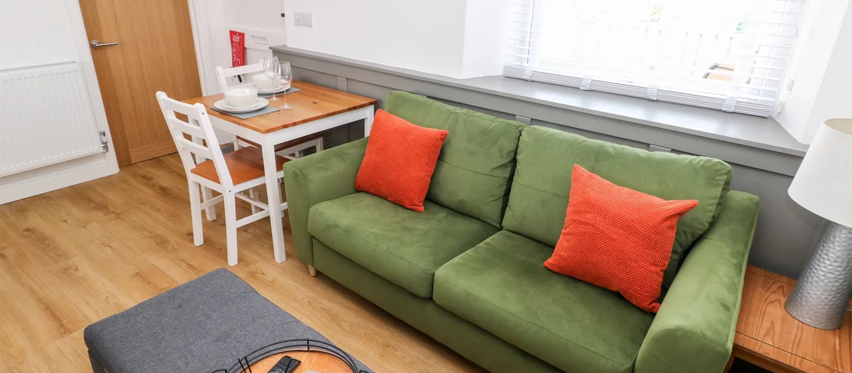 Star Cottage, Pentlepoir is a cosy one-bedroom cottage with an open-plan living space, an en-suite double bedroom, and a garden, close to the local beach. Perfect for couples seeking a tranquil escape within the Pembrokeshire Coast National Park.