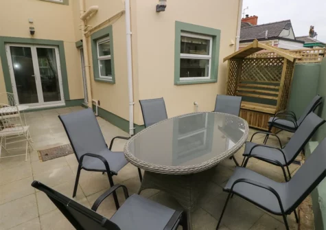 The courtyard & alfresco dining area at Stones Throw, Tenby