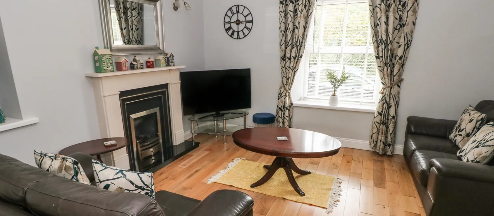 Stones Throw, Tenby is a charming 4-bedroom townhouse, featuring a cosy living room and an enclosed courtyard. Near the breathtaking coastline and an array of amenities and attractions, this home provides an ideal haven for a family seaside retreat.