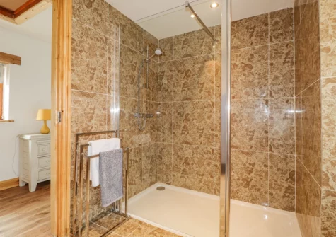 Bedroom #1 en-suite at Stoney Cottage, Templeton