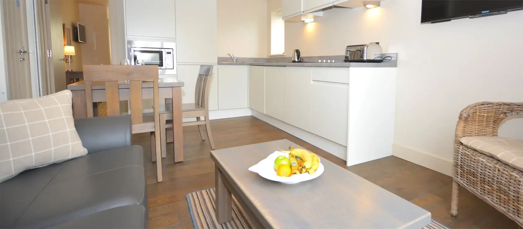 Storm Petrel Apartment, Saundersfoot is a spacious 1-bedroom home, ideal for couples, and close to the pubs and shops. Located near the beach and harbour, it offers lovely sea views and easy access to the coastal footpath running through the village.