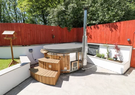 The patio & hot tub at Summer House, Penally
