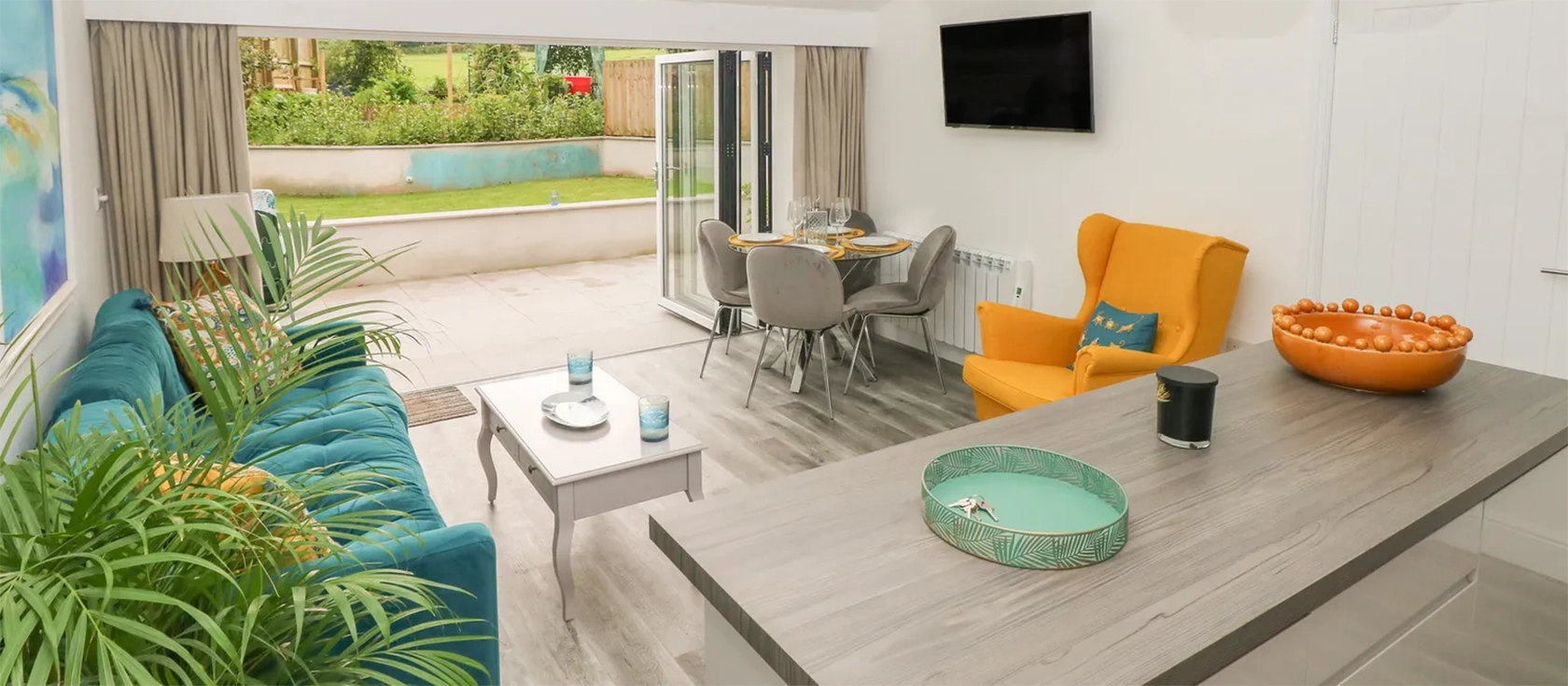 Summer House, Penally is a stylish single-storey house nestled in the charming village of Penally. This contemporary home offers an open-plan living space, two beautiful bedrooms, a sleek shower room, and enclosed garden with a wood-burning hot tub.