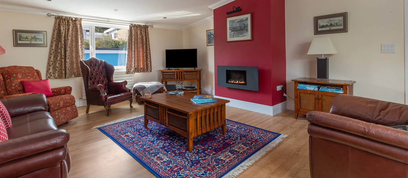 Sunningdale, Saundersfoot is a charming 3-bedroom beachside cottage with stunning sea views, offering a perfect family retreat with easy access to attractions. Close to Saundersfoot Harbour and village, boasting cafes, pubs, restaurants, and shops.