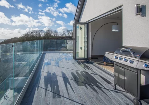 The upper patio & barbeque at Sunrise, Pendine