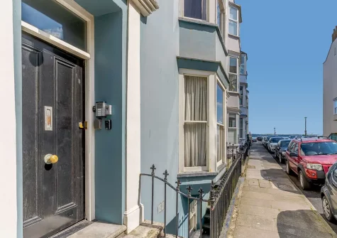 Tall Ships is a contemporary penthouse apartment just off Tenby's main promenade