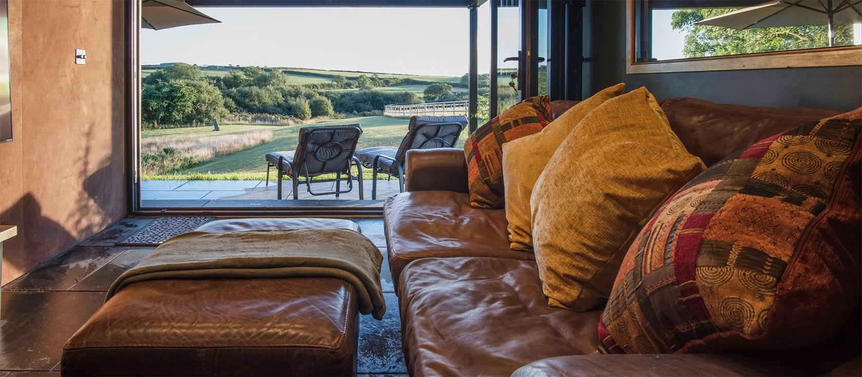 Tawny Lodge, Tiers Cross is a quaint, one-bedroom lodge on the outskirts of the Pembrokeshire Coast National Park. It offers a fully equipped kitchen, a snug lounge, and a private full-size hot tub with stunning countryside views.