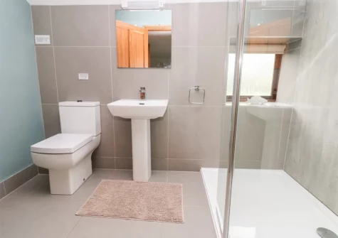 Bedroom #1 en-suite at The Barn at Harrolds Farm, Redberth