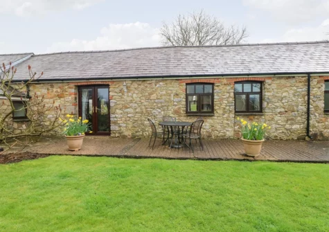 The rear patio & garden at The Barn at Harrolds Farm, Redberth