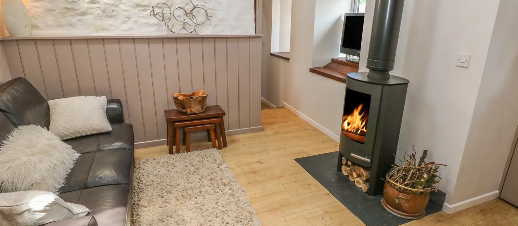 The Barn at Waunlippa, Llan-Mill is a charming barn conversion, surrounded by a tranquil smallholding & beautiful scenery. Enjoy the local culinary experiences, chill out in the living room, or relax in the hot tub & star gaze over a glass of bubbly.