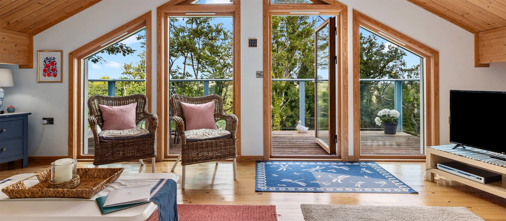 The Bluebell, Penally is a luxury three-bedroom Scandinavian-style lodge. There's a well-equipped kitchen, a cosy seating area & a wrap-around verandah. The lodge is surrounded by scenic walking trails and just a short walk from Tenby South Beach.