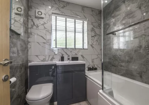 The bathroom at The Call of the Tides, Tenby