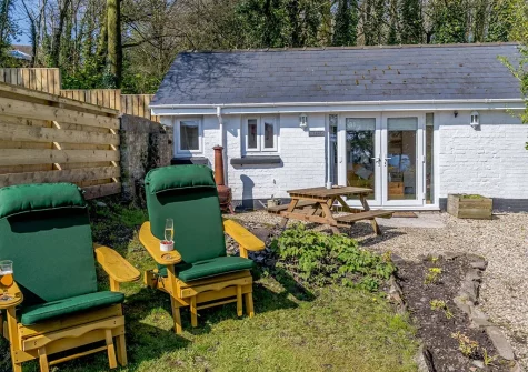 The garden, outdoor sitting & alfresco dining area at The Cwtch, Saundersfoot