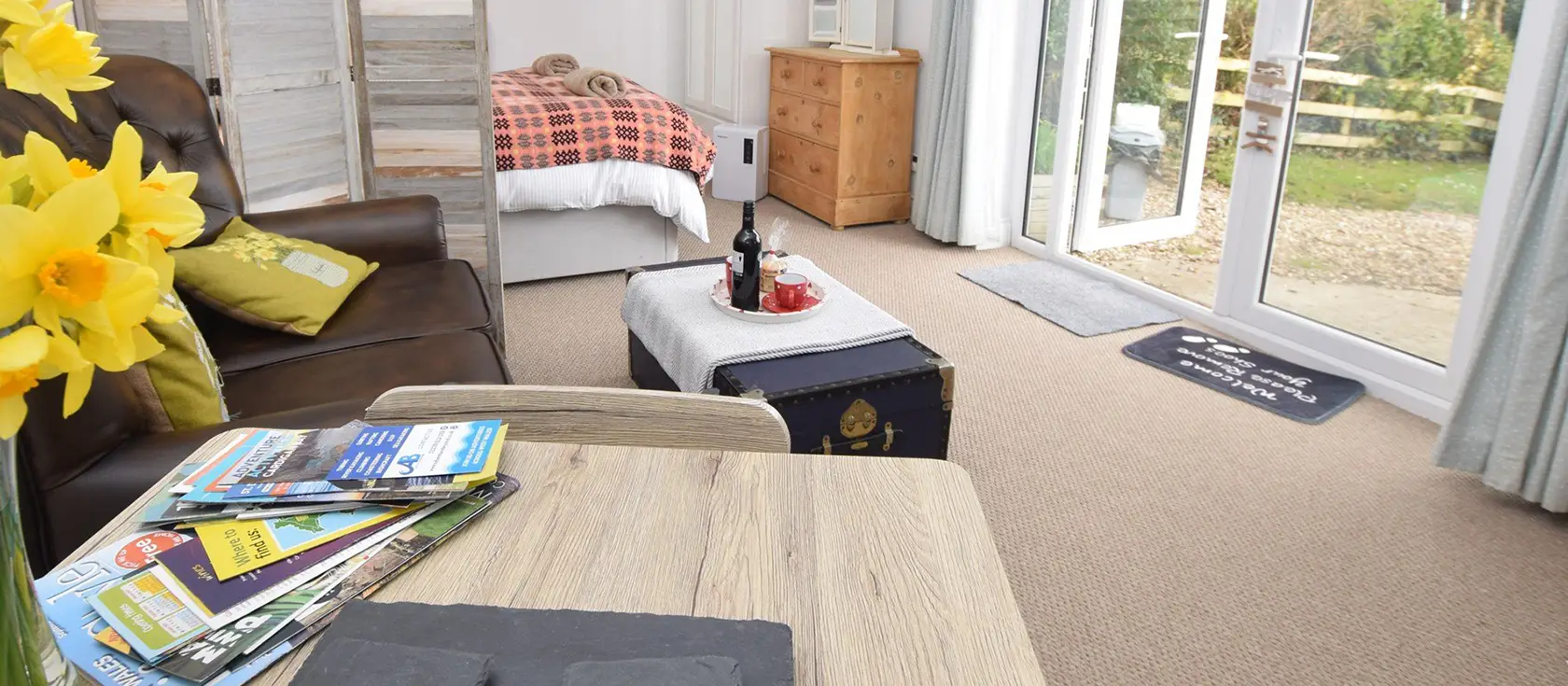 The Cwtch, Saundersfoot is a beautifully refurbished studio cottage with contemporary interiors and a secluded garden. Just moments from Glen Beach and coastal paths, this romantic retreat offers the perfect blend of comfort and seaside charm.