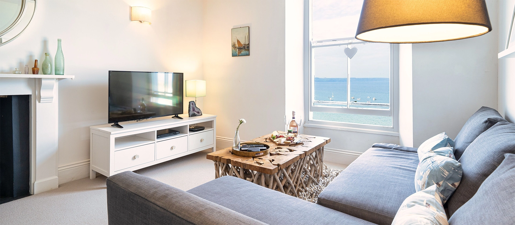 The Cwtch, Tenby is a stylish third-floor apartment with stunning sea views from its lounge and master bedroom. This two-bedroom flat is perfectly located in the heart of Tenby near all the beaches, shops, restaurants and activities you could want.
