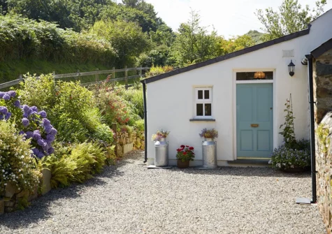 Outside The Dairy, Dinas