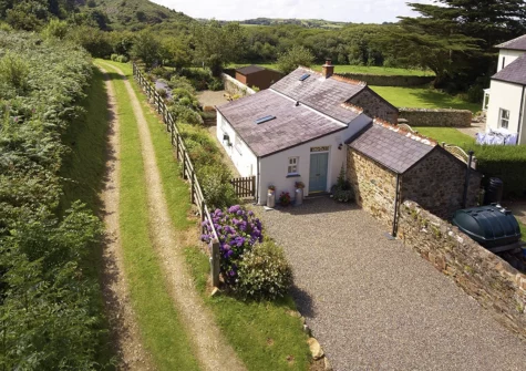 Outside The Dairy, Dinas