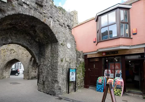 The Edge is a contemporary apartment situated above a shop within the historic walls of Tenby
