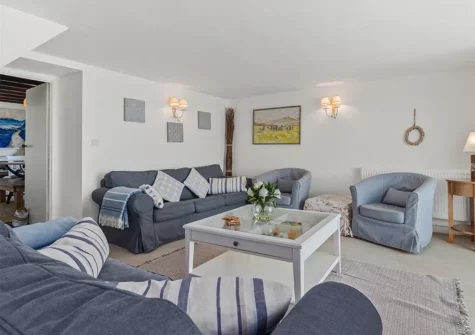 The living room at The Farmhouse at East Hook, Morales Peninsula