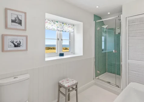 The bathroom at The Farmhouse at East Hook, Morales Peninsula