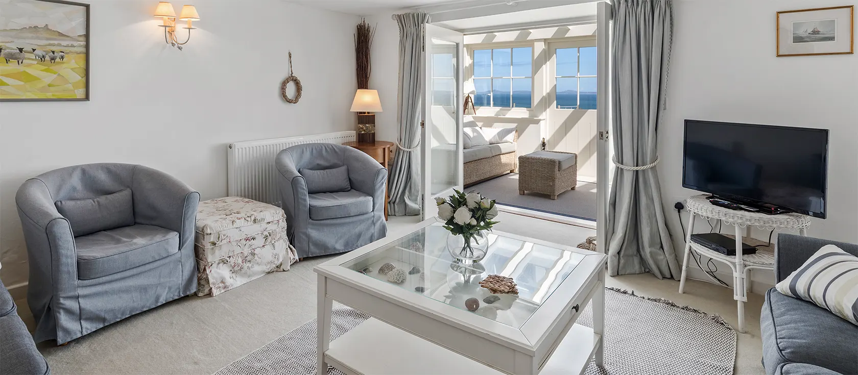 The Farmhouse at East Hook, Marloes Peninsula is a renovated four bedroom, two bathroom beach house with breathtaking countryside & sea views. Farmhouse kitchen, large living room & furnished sun room. Walk to beach & pub.