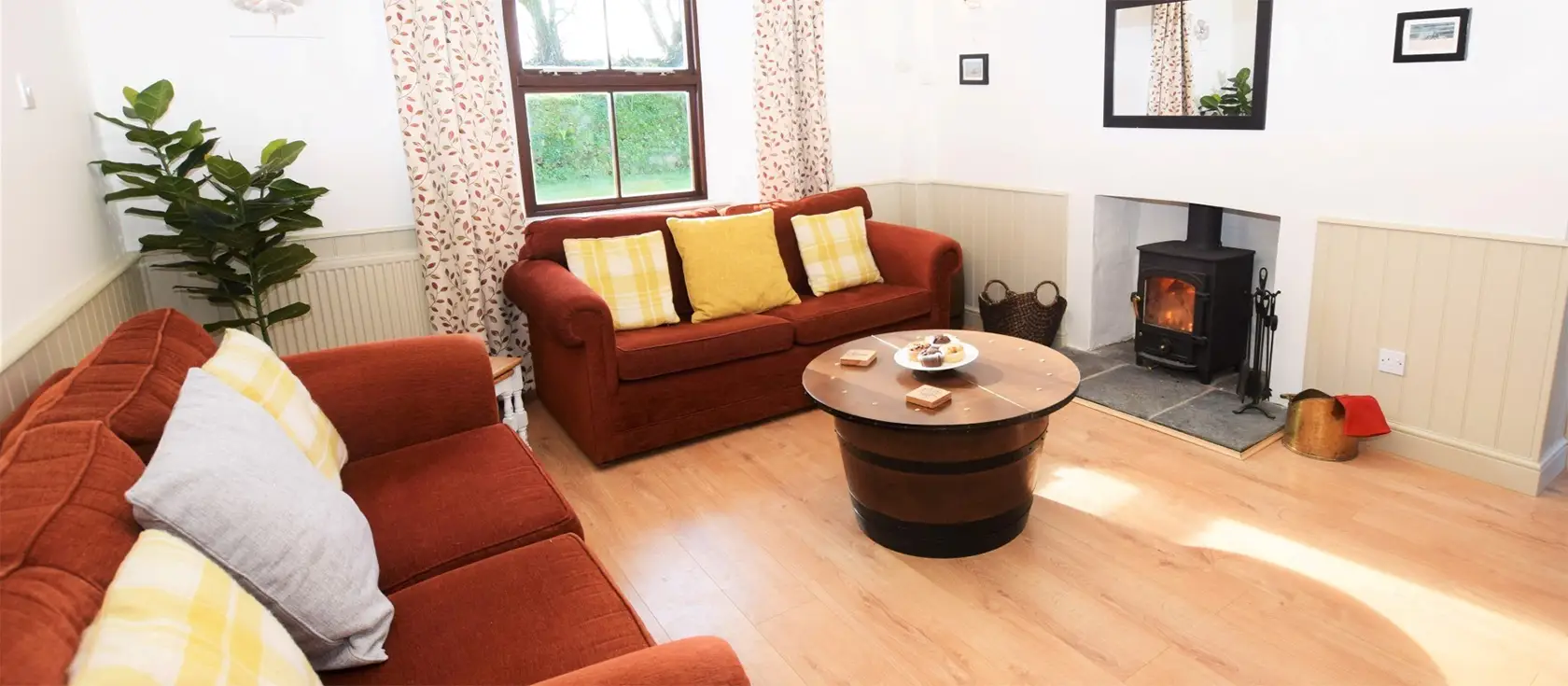 The Farmhouse At Solbury, Ratford Bridge is a charming 2-bedroom retreat, ideal for families seeking countryside adventures. Nestled on a working farm just a few miles from the breathtaking coastline, it's perfect for walkers and beach enthusiasts.