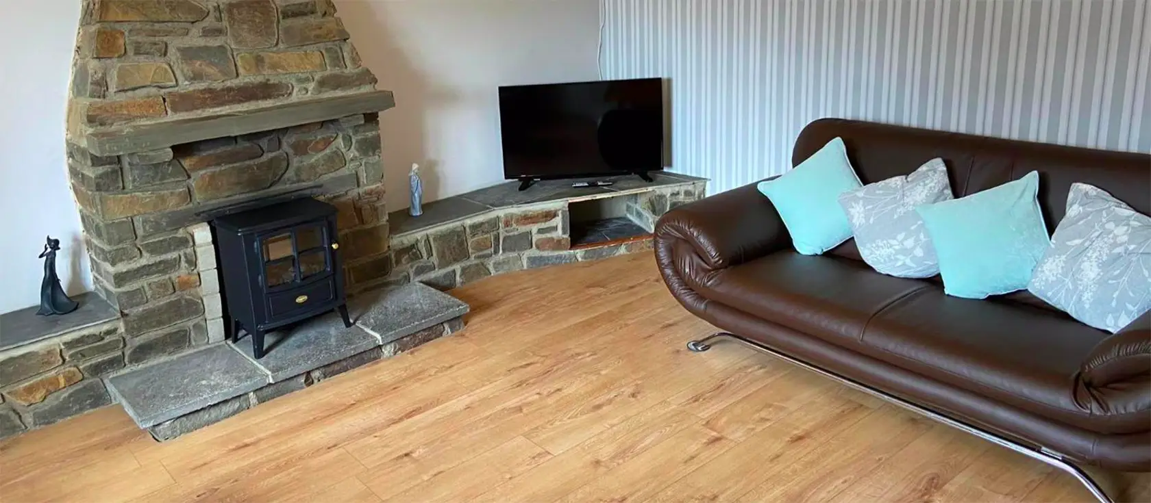 The Granary, Kilgetty is a charming 3-bedroom cottage nestled in South Pembrokeshire countryside, close to Saundersfoot and Tenby. It offers a fully equipped kitchen, a cosy living area, and comfortable bedrooms, making it ideal for a family getaway.