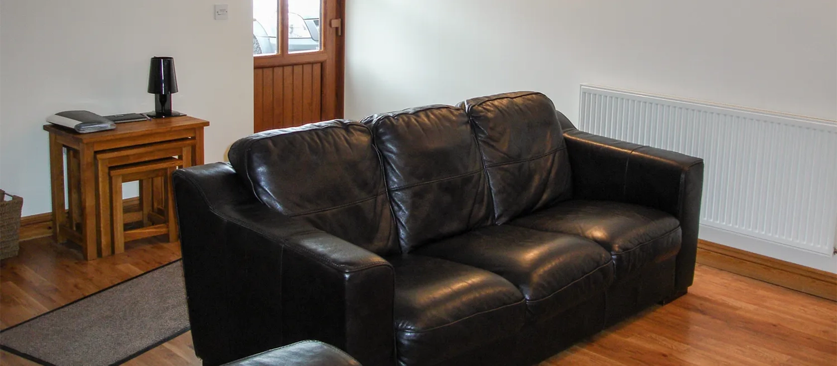 The Hagguard, Jeffreyston is a charming 3-bedroom barn conversion nestled in the small town of Jeffreyston, close to Kilgetty. It features a well-equipped kitchen/diner, a cosy sitting room, and an enclosed garden patio with a barbecue.