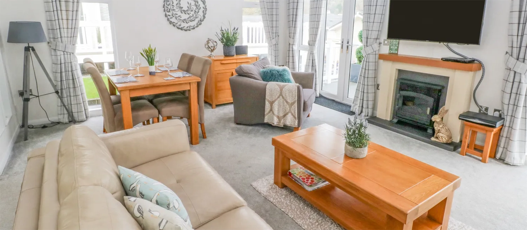 The Lookout, Heritage Park, Stepaside is a stylish contemporary lodge with lovely countryside views from its veranda. With two bedrooms and two bathrooms, it's ideal for a family or friends to share and makes a wonderful base for exploring the coast.