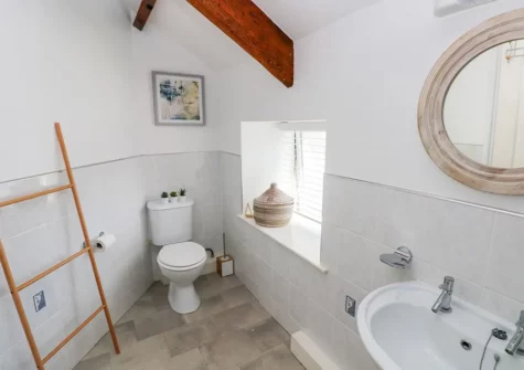 The bathroom at The Old Brewery, Saundersfoot