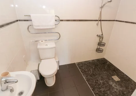 Bedroom #1 en-suite at The Old Farm House, Redberth