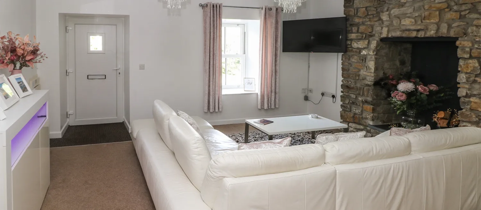 The Old Farm House, Redberth is a charming ground-floor apartment in Pembrokeshire, featuring 3 bedrooms with en-suites, an open-plan living space, and a quaint garden area. It's perfectly laid out for a group of six exploring the South Wales coast.