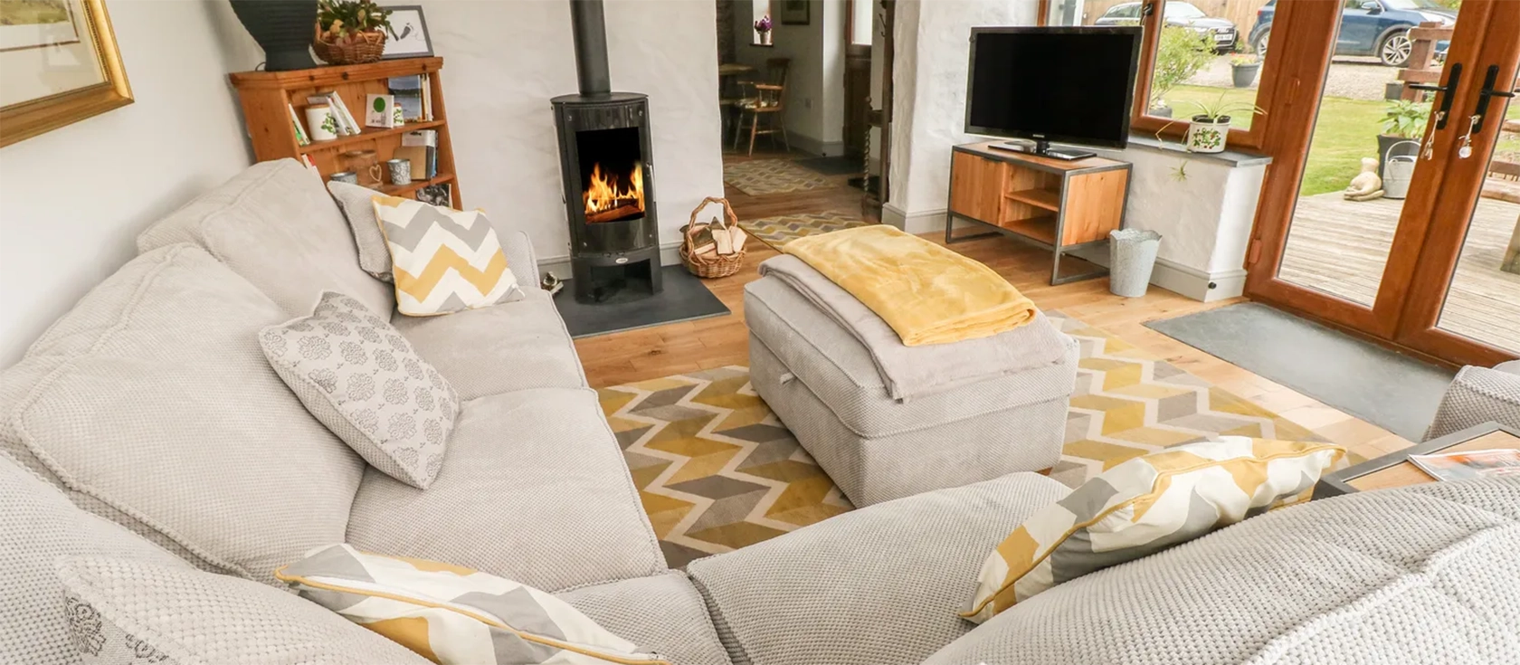 The Old Farm Shop, Bethesda is a beautifully finished barn conversion. It contains a large, airy living room with a wood burner, a stylish and characterful kitchen, two charming bedrooms, a deck with stunning rural views and a private hot tub.