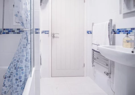 The bathroom at The Penthouse At The Mews, Tenby