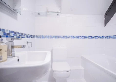 The bathroom at The Penthouse At The Mews, Tenby