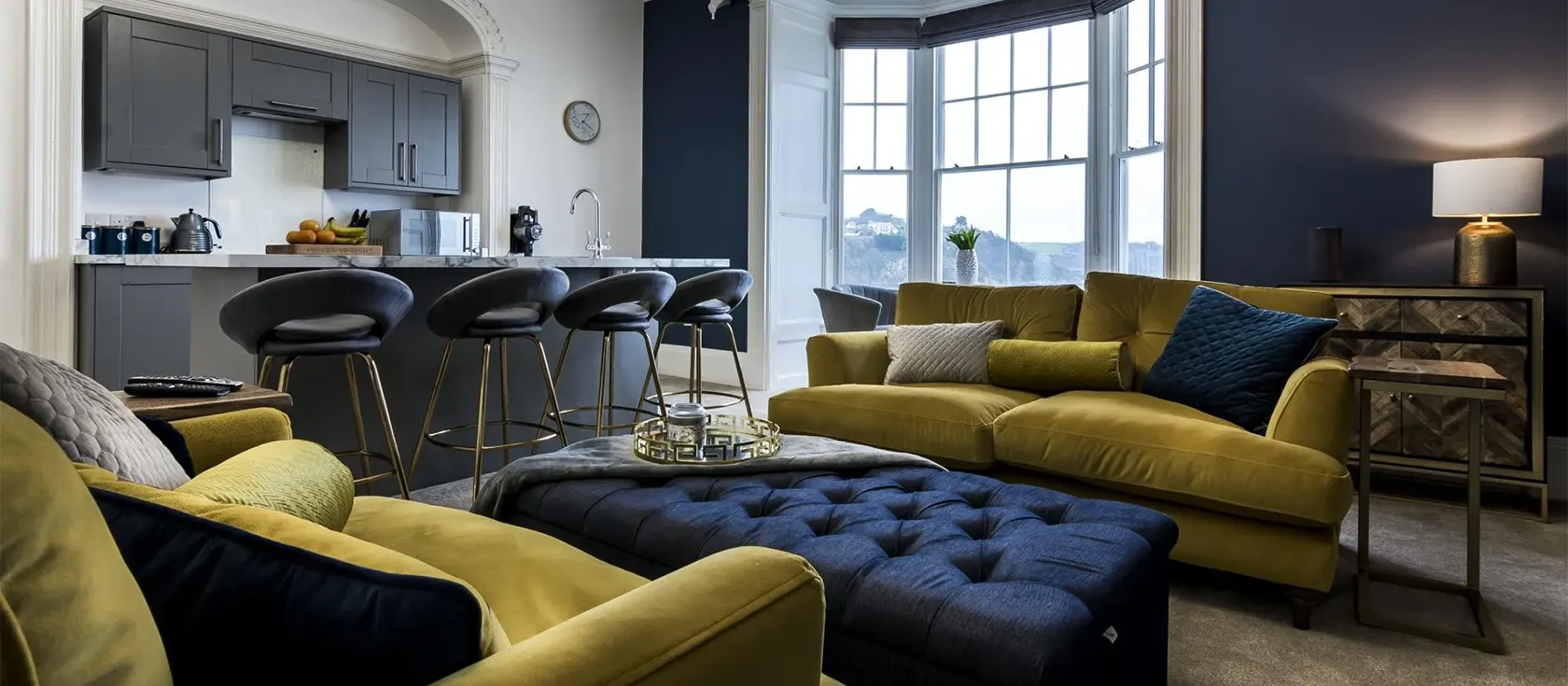 The Ship Song, Tenby is an elegant 2-bedroom apartment with an open plan living space & sweeping coastal views. Beautiful decor. An easy walk from 3 beaches.