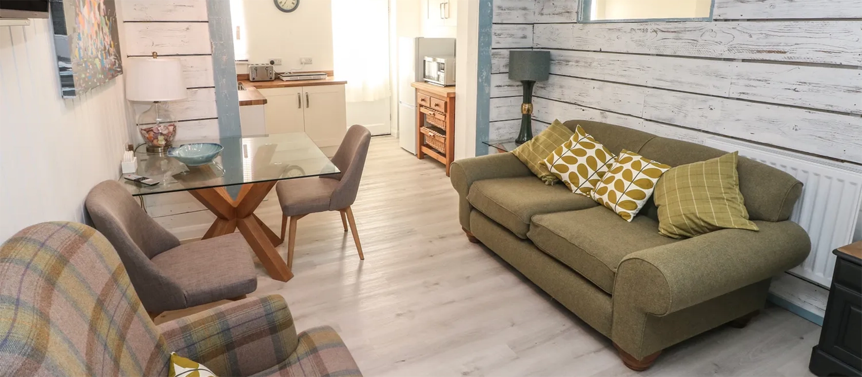 The Studio, Penally is a charming, pet-friendly, ground-floor apartment with stunning views, perfect for a romantic getaway. It features a well-equipped kitchen, an open-plan living space with a Smart TV, a comfortable double bed, and a shower room.