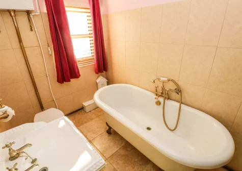 Bedroom #1 en-suite at The Woodlands Lower Level, Kilgetty