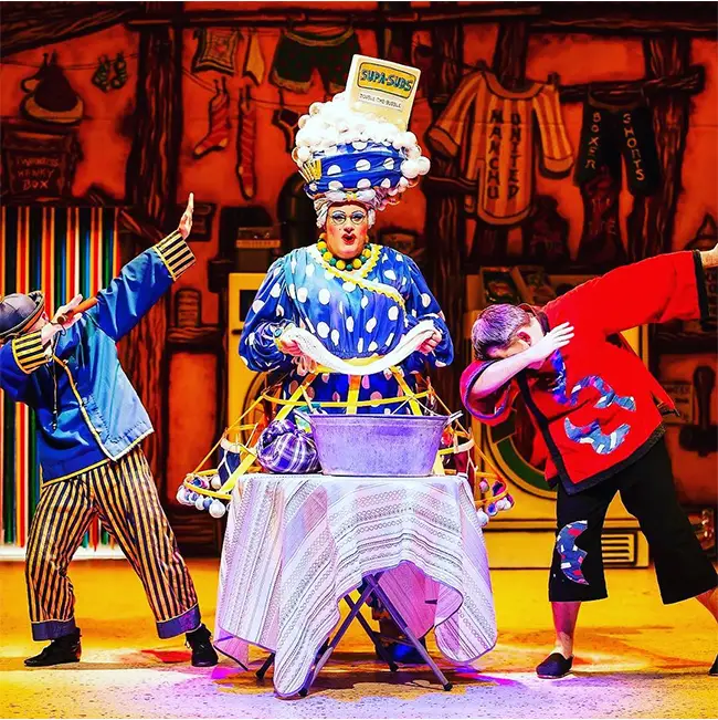 Top 10 things to do in Wales in December - She's behind you