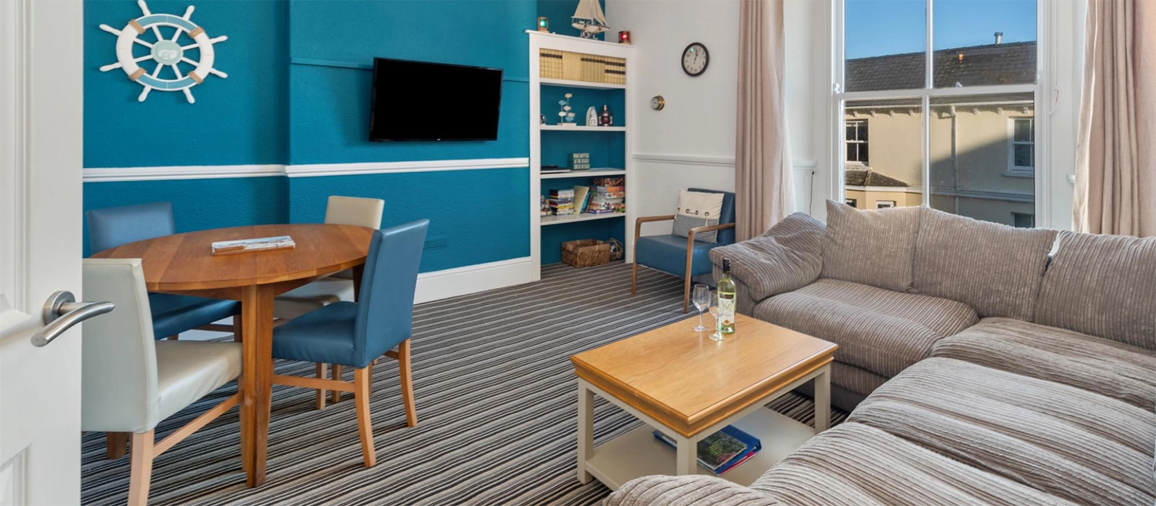 Top Sail, Tenby is a beautifully presented two-floor apartment in a Victorian building, just outside the historic town walls. It offers a fully equipped kitchen, comfortable living and dining area & is just metres from the beautiful Tenby sea front.