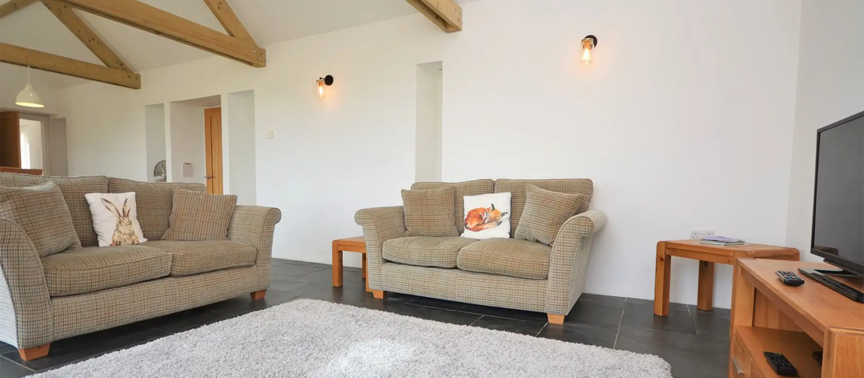 Tresare Barn, Square and Compass is a charming 2-bedroom barn conversion perfect for family getaways. Near harbours, galleries, shops, and restaurants, it's an ideal place to relax, embrace the culture, and enjoy an active adventure in Pembrokeshire.