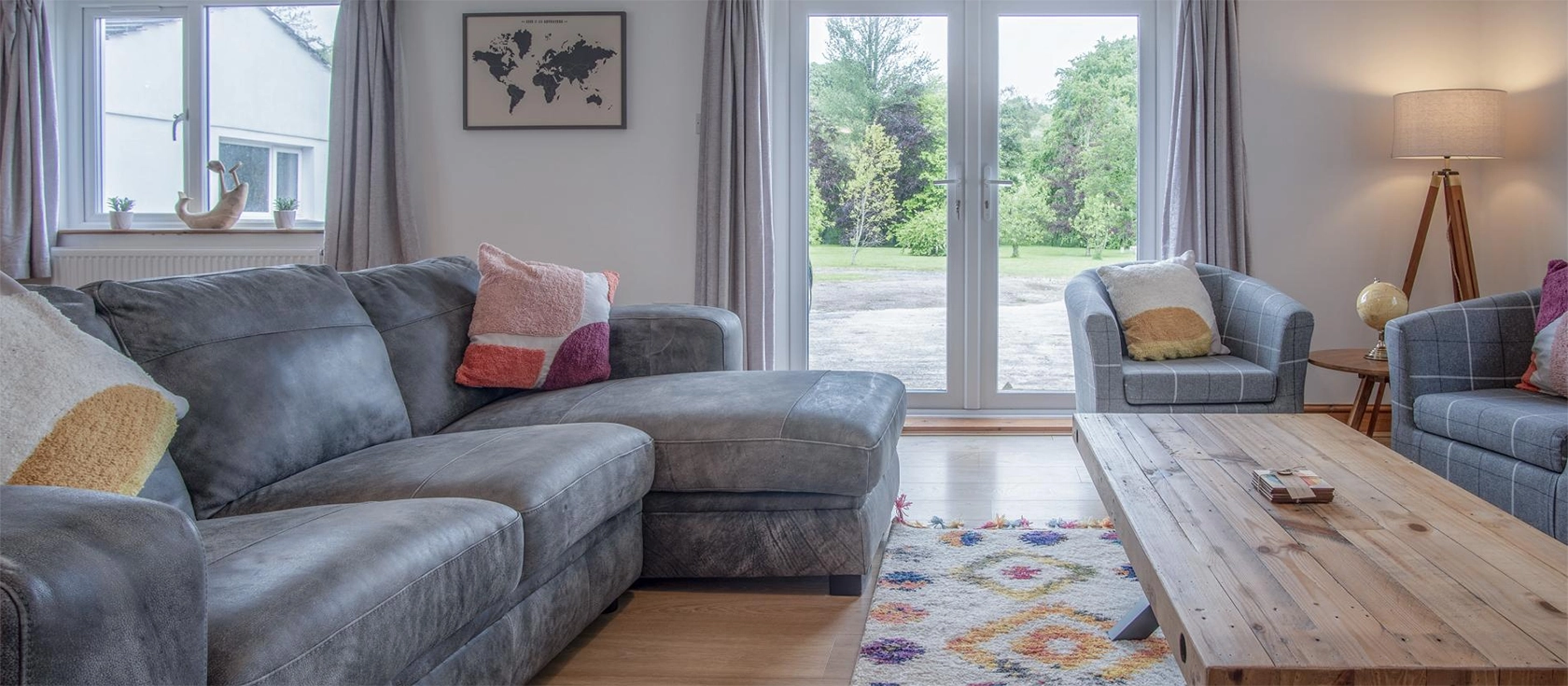 Tucking Mill, Stepaside is a charming three-bedroom apartment, perfect for family holidays. It has a conservatory with furniture and an outdoor area. This pet-friendly holiday home sleeps six and is ideally located within four-acre private gardens.