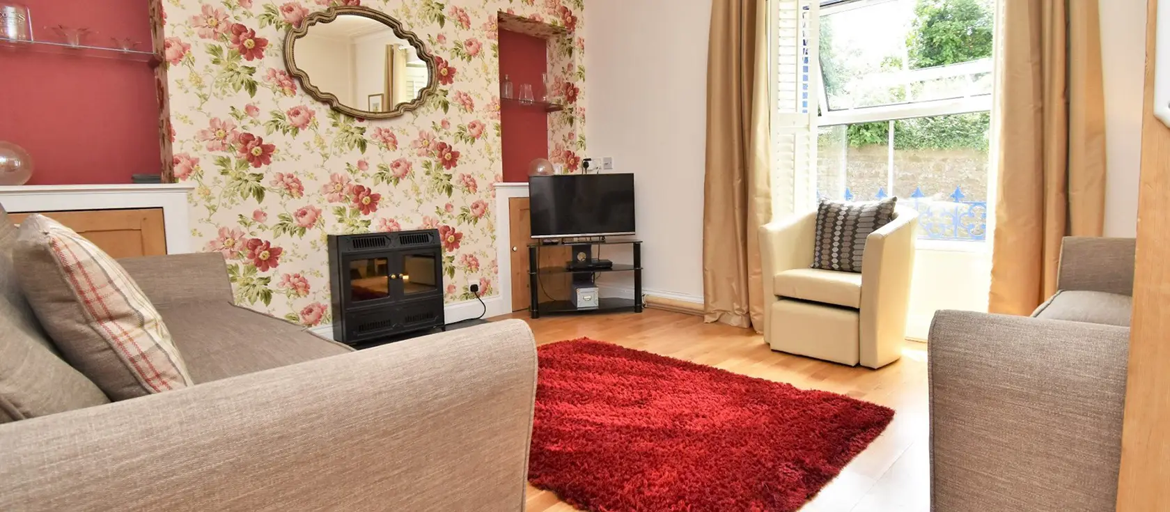 Ty Carreg, Tenby is a charming dog-friendly cottage with three comfortable bedrooms, an enclosed garden with BBQ & all modern amenities. Just 200 metres from beaches, shops and restaurants, it's perfect for families seeking a Welsh coastal escape.
