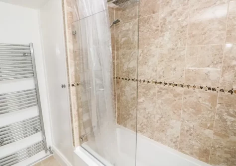 The bathroom at Ty Cwtch, Tenby