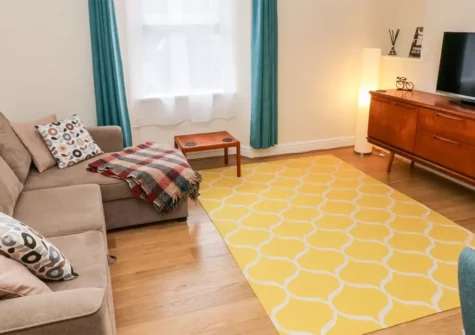 Ty Cwtch, Tenby is a delightful terraced cottage with spacious, light, beautifully decorated rooms. The three bedrooms, double lounge, elegant kitchen and multi-level terrace offer plenty of space for a family of six and two dogs too.