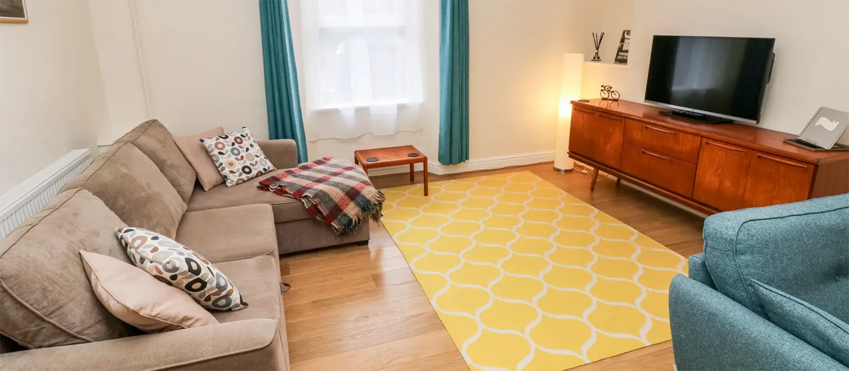 Ty Cwtch, Tenby is a delightful terraced cottage with spacious, light, beautifully decorated rooms. The three bedrooms, double lounge, elegant kitchen and multi-level terrace offer plenty of space for a family of six and two dogs too.